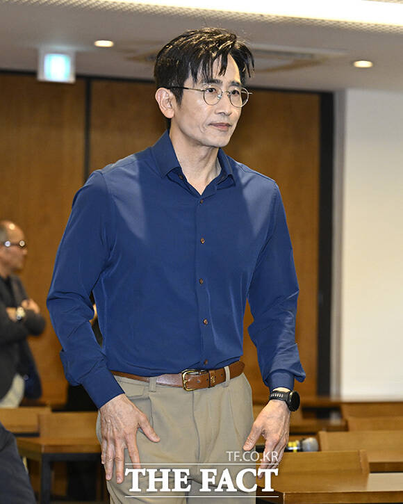 차인표가 작품을 설명하고 있다.