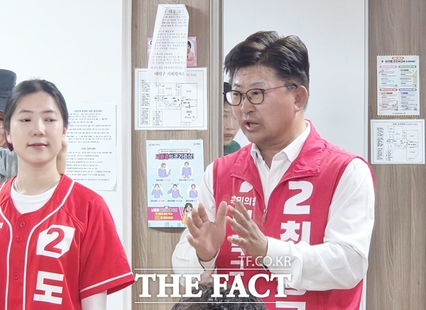 최충규 국민의힘 대전시 대덕구청장 후보(오른쪽)가 27일 선거사무소에서 도예린 비례대표 후보와 함께 아이 돌봄·교육·여성 분야 정책을 발표하고 있다. /최충규 후보