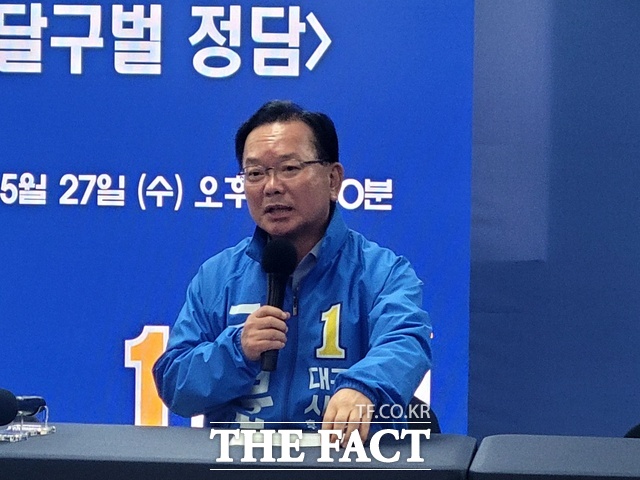 김부겸 민주당 대구시장 후보가 27일 선거사무소에서 기자간담회를 갖고 있다. /박병선 기자
