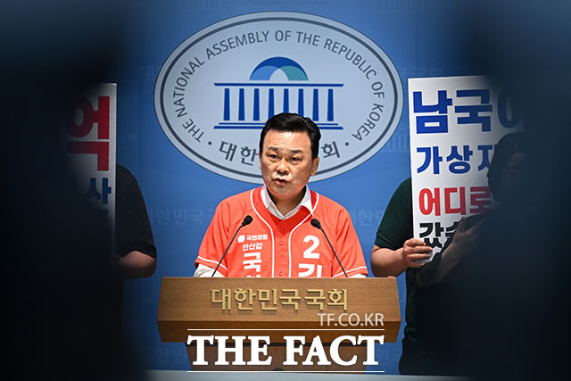 김석훈 국민의힘 경기 안산갑 보궐선거 후보가 27일 오전 서울 여의도 국회의사당 소통관에서 기자회견을 열고 발언하고 있다. /국회=서예원 기자
