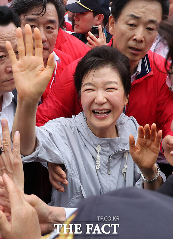 박근혜 전 대통령(가운데)이 27일 오후 부산 기장시장을 찾아 박형준 국민의힘 부산시장 후보, 박민식 국민의힘 부산 북구갑 국회의원 후보, 정동만 국민의힘 의원과 함께 시민들에게 인사하고 있다. /부산=박상민 기자