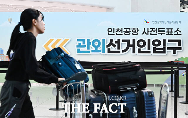 제9회 전국동시지방선거 사전투표를 이틀 앞둔 27일 오전 인천국제공항 제1여객터미널에서 작업자들이 사전투표소를 설치하고 있다. /인천국제공항=박헌우 기자