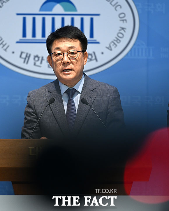 허종식 의원을 비롯한 더불어민주당 인천 지역 국회의원들이 27일 오전 서울 여의도 국회의사당에서 유정복 국민의힘 인천시장 후보 사퇴 촉구 기자회견을 열고 발언하고 있다. /국회=서예원 기자