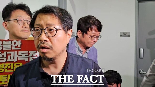 서승욱 카카오 노조 지회장(왼쪽 두 번째부터)과 신종환 카카오 최고재무책임자가 27일 오후 경기도 수원시에 위치한 경기도지방노동위원회에서 2차 조정 절차를 밟기 위해 조정장으로 입장하고 있다. /수원=최문정 기자