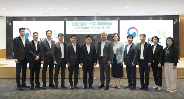 KGC가 농촌진흥청과 K-인삼 및 농생명자원의 사업화를 위한 업무협약을 26일 KGC 과천사옥에서 체결했다./ KGC