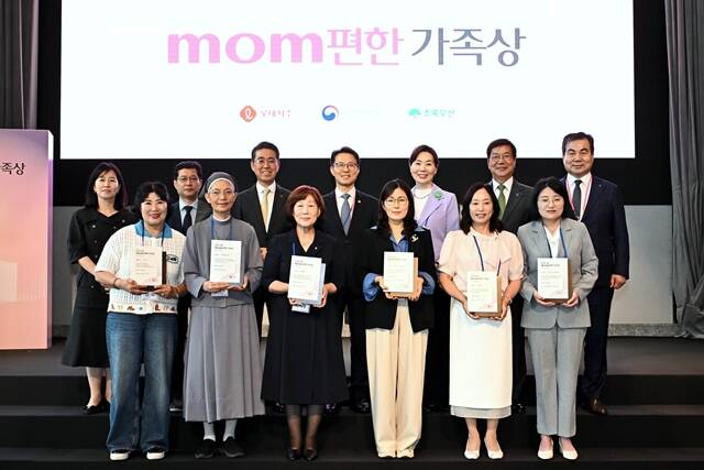 지난 26일 서울 송파구 시그니엘 서울에서 열린 'mom편한 가족상' 시상식 참석자들이 기념 촬영을 하고 있다. /롯데그룹