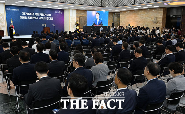 우원식 국회의장이 27일 오전 서울 여의도 국회의사당에서 열린 제78주년 국회개원기념식 및 제6회 대한민국 국회 의정대상 시상식에서 기념사를 하고 있다. /국회=서예원 기자