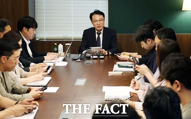 이규연 청와대 홍보소통수석비서관이 26일 서울 종로구 포룸에서 <더팩트> 등 매체와 공동인터뷰를 진행하고 있다. /뉴스핌·이투데이 공동제공