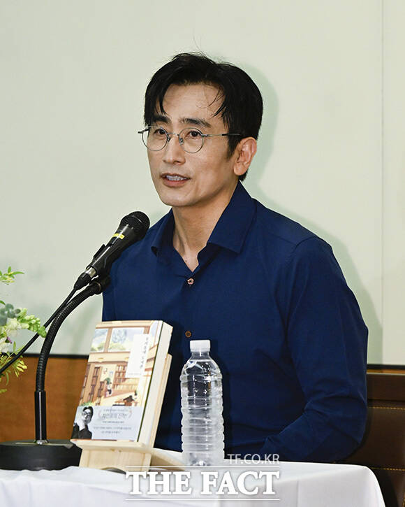 차인표가 작품을 설명하고 있다.