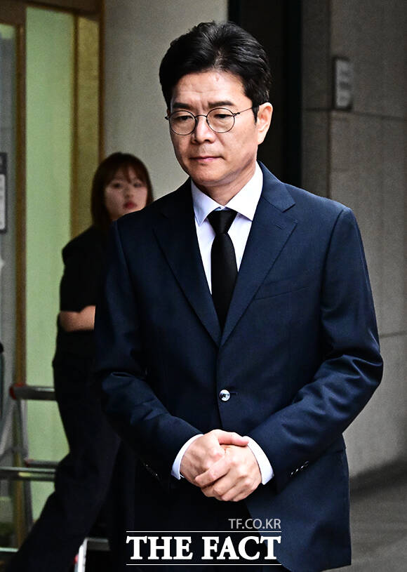 정원오 서울시장 후보가 27일 오후 서울 중구 국립중앙의료원 장례식장에서 서소문 고가 철거공사 붕괴 사고 희생자 조문을 하기 위해 이동하고 있다. /배정한 기자