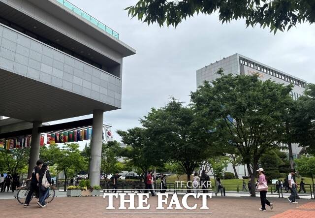 지방선거에 큰 관심을 보이지 않는 청년층도 있었다. 일부는 가족이나 부모 세대의 영향을 통해 후보를 인식하고 있다는 반응을 보이기도 했다. 사진은 27일 오전 전북대학교의 모습. /전주=정채영 기자