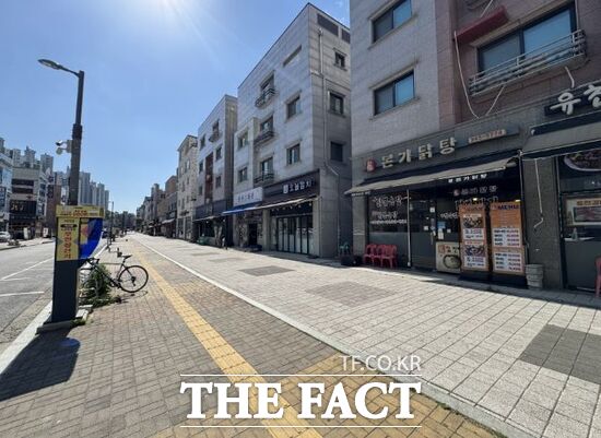 파주시가 개정된 조례에 따라 완화된 기준을 처음으로 적용, 신규 '골목형상점가'로 지정한 '가람로 골목형 상점가'의 모습. /파주시