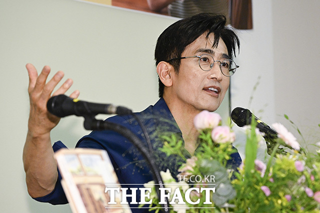 차인표가 작품을 설명하고 있다.