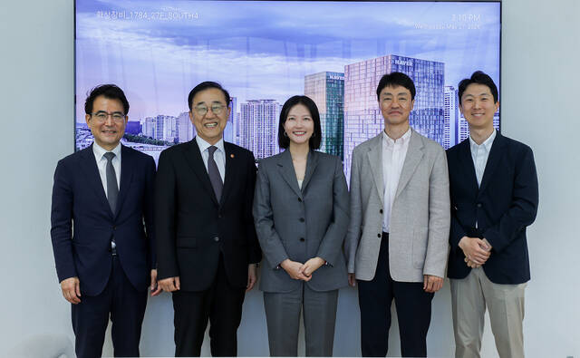 김윤덕(왼쪽에서 두번째) 국토교통부 장관이 27일 경기도 성남시에 위치한 네이버 제2사옥 1784에 방문해 피지컬 AI와 로봇 등의 기술을 체험하고, 네이버 경영진과 사진을 촬영하고 있다. /네이버