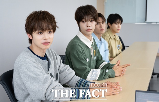그룹 유어즈는 SBS 오디션 프로그램 'B:MY BOYZ' 를 통해 결성된 보이그룹이다. 이들은 결성 후 약 9개월의 준비 과정을 거쳐 8일 정식 데뷔했다. 사진은 인터뷰에 임하고 있는 카이 보현 재일 준성(왼쪽부터)의 모습이다./박헌우 기자