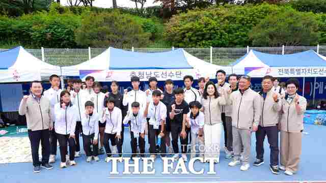 김지철 충남도교육감이 제55회 전국소년체육대회에 출전한 선수단과 기념 촬영을 하고 있다. /충남도교육청