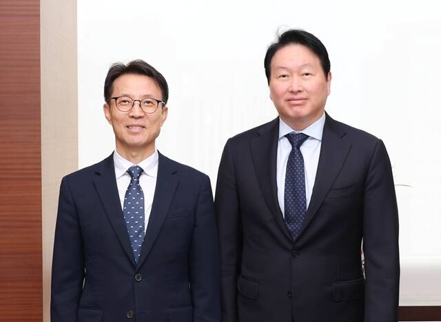 최태원 SK그룹 회장 겸 대한상의 회장(오른쪽)이 27일 서울 중구 대한상의 회관에서 김진오 저출산고령사회위원회 부위원장과 기념 촬영을 하고 있다. /대한상의