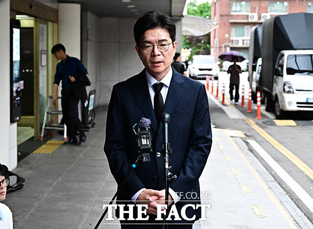 정원오 서울시장 후보가 27일 오후 서울 중구 국립중앙의료원 장례식장에서 서소문 고가 철거공사 붕괴 사고 희생자 조문을 하기 위해 이동하고 있다. /배정한 기자