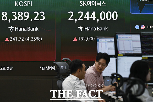 딜링룸 관계자들이 논의를 하고 있다.