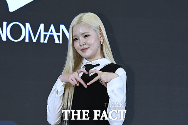 멤버 아인이 포즈를 취하고 있다.