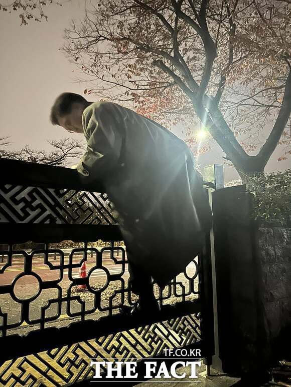 윤석열 전 대통령이 긴급 대국민 담화를 통해 비상계엄령을 발표했던 2024년 12월 3일 밤 우 의장이 서울 여의도 국회 담장을 넘는 모습. 당시 경찰은 국회 문을 폐쇄하고 국회의원과 보좌진, 기자 등 출입을 막았다. /우 국회의장 페이스북 갈무리