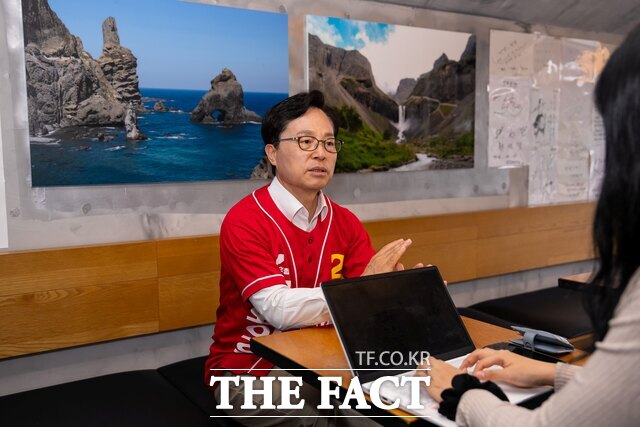 윤용근 국민의힘 공주·부여·청양 국회의원 보궐선거 후보가 26일 충남 공주시 이인면 공주역 인근 카페에서 <더팩트>와 인터뷰를 하고 있다. /김시형 기자