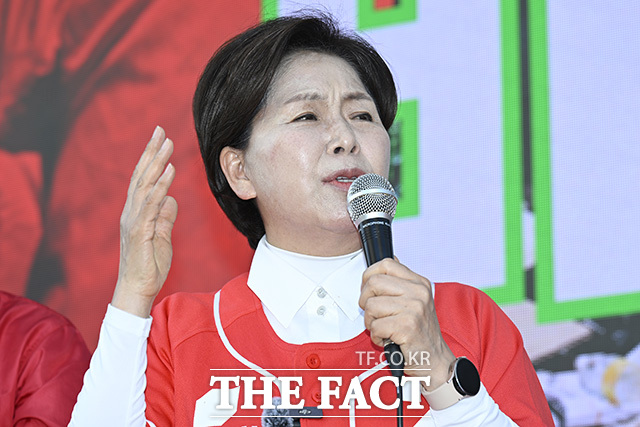 양향자 국민의힘 경기도지사 후보가 22일 오후 경기 안양시 범계사거리에서 지지를 호소하고 있다. /안양=송호영 기자
