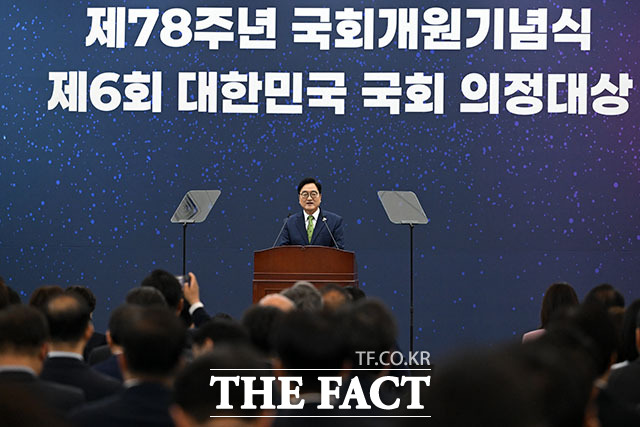우원식 국회의장이 27일 오전 서울 여의도 국회의사당에서 열린 제78주년 국회개원기념식 및 제6회 대한민국 국회 의정대상 시상식에서 기념사를 하고 있다. /국회=서예원 기자