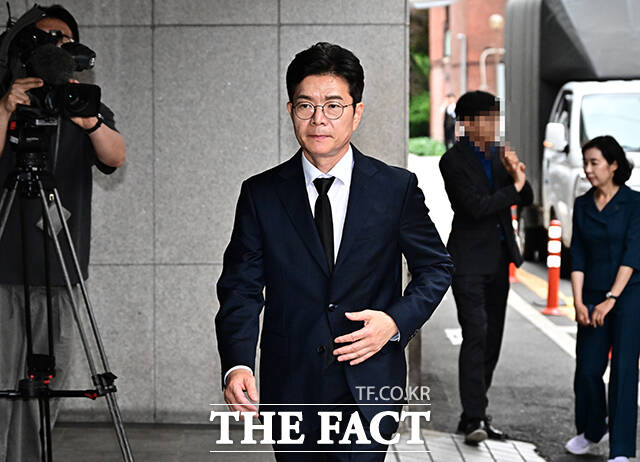 정원오 서울시장 후보가 27일 오후 서울 중구 국립중앙의료원 장례식장에서 서소문 고가 철거공사 붕괴 사고 희생자 조문을 하기 위해 이동하고 있다. /배정한 기자