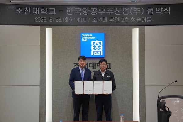 KAI가 지난 26일 조선대학교와 항공우주분야 인재 양성을 위해 'AI융합 IPS 인재양성 교육과정 연구 개발 계약'을 체결했다. 사진은 왼쪽부터 KAI CS부문장 박경은 전무, 조선대 김춘성 총장. /KAI