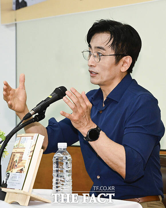 차인표가 작품을 설명하고 있다.