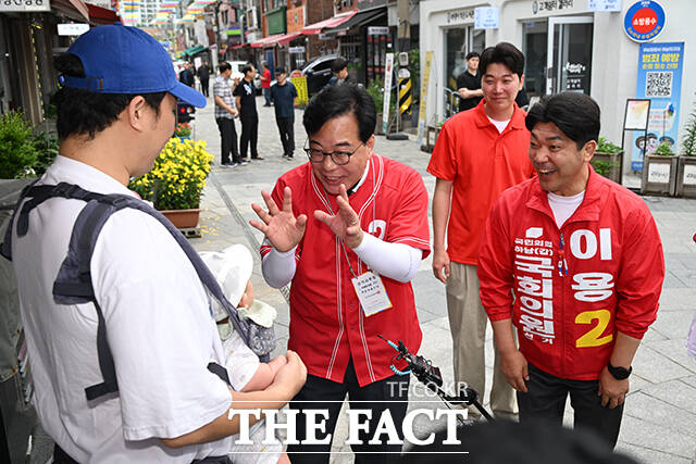 송언석 국민의힘 공동선거대책위원장(가운데)과 이용 국민의힘 하남갑 국회의원 후보가 27일 오전 경기 하남시 신장시장을 찾아 만난 한 아기와 인사하고 있다. /하남=남윤호 기자