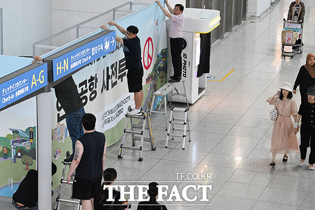 제9회 전국동시지방선거 사전투표를 이틀 앞둔 27일 오전 인천국제공항 제1여객터미널에서 작업자들이 사전투표소를 설치하고 있다. /인천국제공항=박헌우 기자