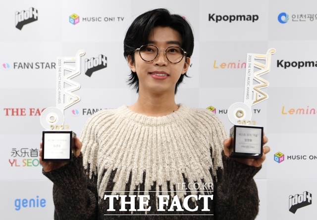임영웅이 5월 트로트 가수 브랜드평판 1위에 오르며 무려 65개월 연속 정상이라는 대기록을 이어갔다. 사진은 '2023 더팩트 뮤직 어워즈(TMA)' 당시 임영웅이 인터뷰에 앞서 포즈를 취하고 있다. /더팩트 DB