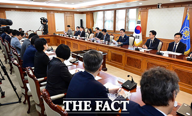 김민석 국무총리가 27일 오전 서울 종로구 정부서울청사에서 열린 대한민국 2045전략수립위원회 출범 전체회의에 참석해 모두발언을 하고 있다. /임영무 기자
