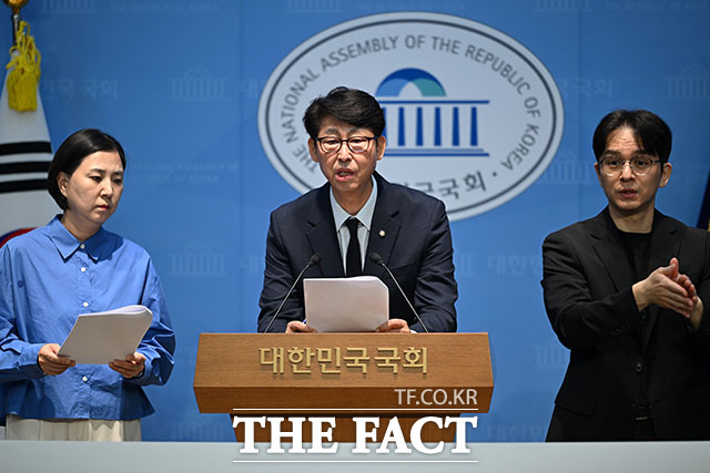 허종식 더불어민주당 의원(가운데)을 비롯한 더불어민주당 인천지역 국회의원들이 27일 오전 서울 여의도 국회의사당에서 ‘국민의힘 유정복 인천시장 후보 사퇴 촉구 기자회견’을 열고 발언하고 있다. /국회=서예원 기자