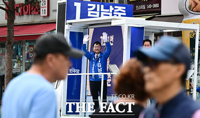 김남준 더불어민주당 인천 계양구을 국회의원 후보가 27일 오후 인천 계양구 계산역 앞에서 시민들에게 지지를 호소하고 있다. /인천=임영무 기자