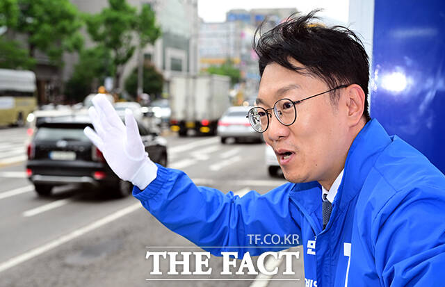 김남준 더불어민주당 인천 계양구을 국회의원 후보가 27일 오후 인천 계양구 계산역 앞에서 시민들에게 지지를 호소하고 있다. /인천=임영무 기자