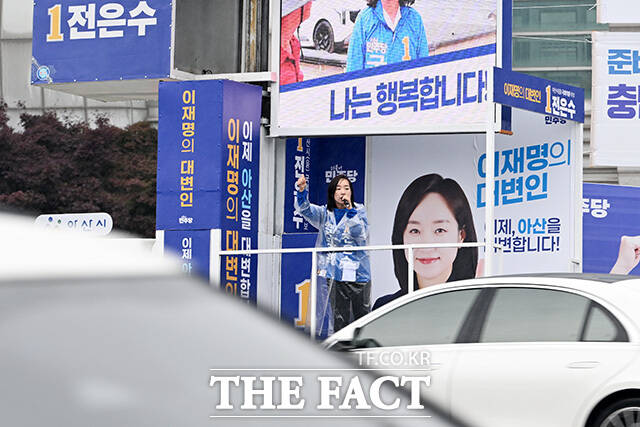 '이재명의 대변인, 이제 아산을 대변합니다' 지지 호소하는 전은수 후보.