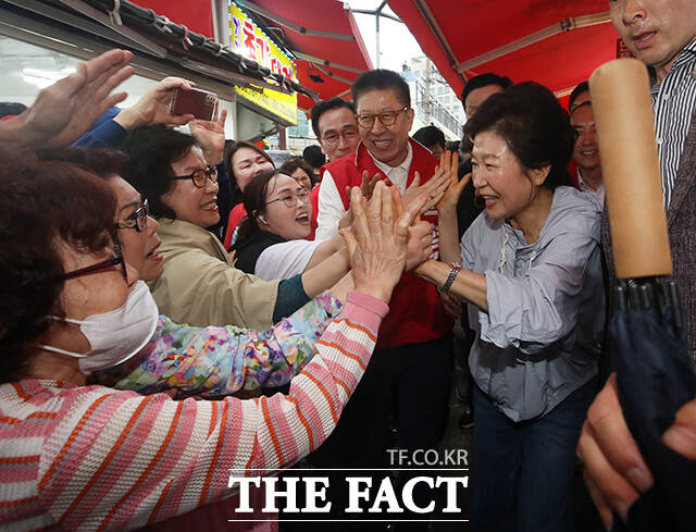 박근혜 전 대통령(가운데)이 27일 오후 부산 기장시장을 찾아 박형준 국민의힘 부산시장 후보, 박민식 국민의힘 부산 북구갑 국회의원 후보, 정동만 국민의힘 의원과 함께 시민들에게 인사하고 있다. /부산=박상민 기자