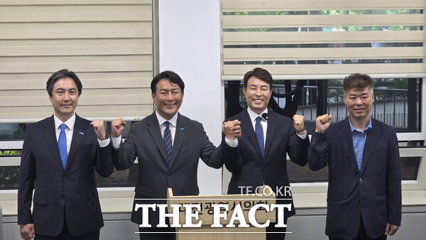 전문학 더불어민주당 대전시 서구청장 후보와 유지곤 조국혁신당 대전시 서구청장 후보가 27일 기자회견을 갖고 후보 단일화 추진을 선언했다. 단일화 결과는 오는 28일 오전 10시에 발표된다. 왼쪽부터 장진섭 조국혁신당 대전시당 사무처장, 유지곤 조국혁신당 대전시 서구청장 후보, 전문학 더불어민주당 대전시 서구청장 후보, 노준호 더불어민주당 대전시당 정책실장. /정예준 기자