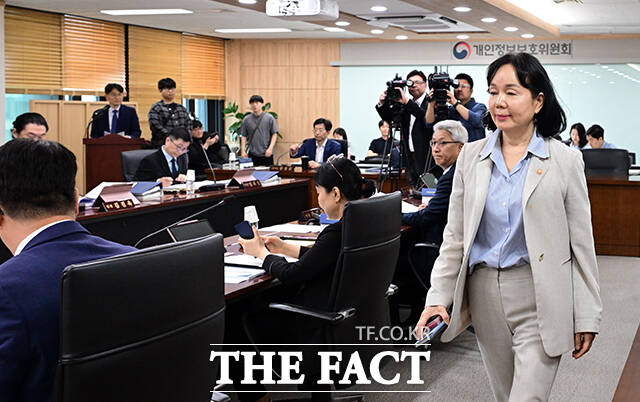송경희 개인정보보호위원장이 27일 오후 서울 종로구 정부서울청사에서 열린 제10회 전체회의에 참석해 모두발언을 하고 있다. /임영무 기자