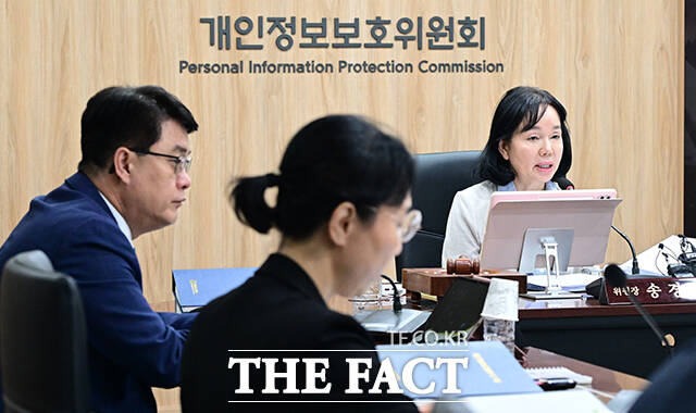 송경희 개인정보보호위원장이 27일 오후 서울 종로구 정부서울청사에서 열린 제10회 전체회의에 참석해 모두발언을 하고 있다. /임영무 기자