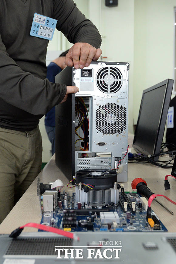기후에너지환경부는 27일 경기도 평택에 있는 엔에이치리사이텍컴퍼니에서 폐컴퓨터 내 저장장치(하드디스크)에서 희토류를 함유한 영구자석을 회수·비축하는 시범사업 추진 4자 협약을 맺었다. 사진은 서울시장애인기능경기대회 모습. /더팩트 DB