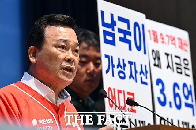 김석훈 국민의힘 경기 안산갑 보궐선거 후보가 27일 오전 서울 여의도 국회의사당 소통관에서 기자회견을 열고 발언하고 있다. /국회=서예원 기자