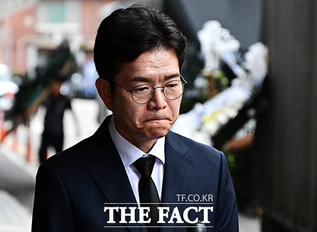 정원오 서울시장 후보가 27일 오후 서울 중구 국립중앙의료원 장례식장에서 서소문 고가 철거공사 붕괴 사고 희생자 조문을 하기 위해 이동하고 있다. /배정한 기자