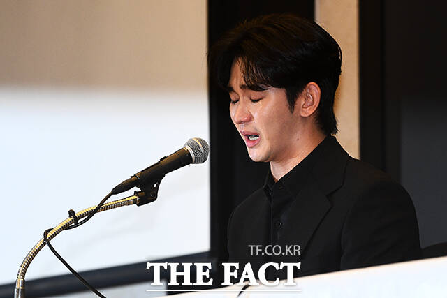 배우 김수현이 지난해 3월31일 서울 마포구 상암 스탠포드호텔에서 고 김새론과의 미성년자 시절 교제 의혹 관련 기자회견을 열고 눈물을 흘리고 있다. /서예원 기자