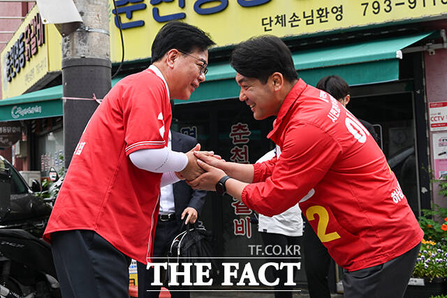 이현재 국민의힘 하남시장 후보, 송언석 국민의힘 공동선거대책위원장, 이용 국민의힘 하남갑 국회의원 보궐선거 후보(왼쪽부터)가 시장 상인과 기념촬영을 하고 있다.