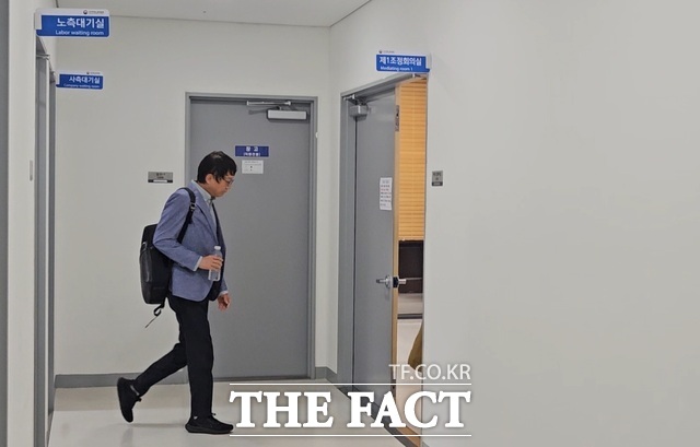 카카오 본사를 대표해 노조와 노동위원회 조정 절차를 밟아온 신종환 카카오 최고재무책임자(CFO)가 조정장에 들어서고 있다. /수원=최문정 기자