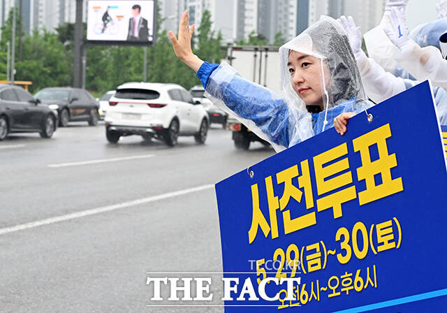 '이재명의 대변인, 이제 아산을 대변합니다' 지지 호소하는 전은수 후보.